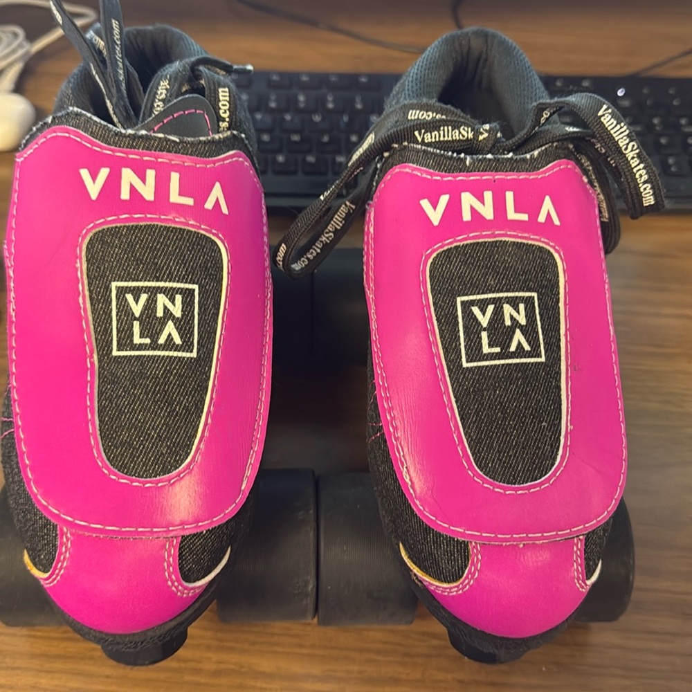 Vnla Zona Rosa Jr Skates EUC